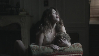 Gemma Arterton nua, Ela está deitada na mesa, sendo fodida - Gemma Bovery (2014)