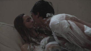 Aurelie Houguenade nua, ela nos mostra seus peitos, bunda e arbusto, incluindo nudez frontal completa - 4:48 (2014)