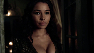 Jessica Parker Kennedy çıplak, Clara Paget seksi, lezbiyen sahnesi - Black Sails s02e02 (2015)