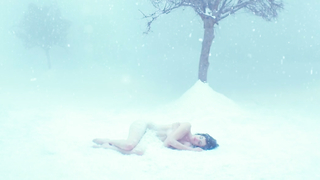 Eva Green sieht in diesem Bikini ziemlich heiß aus. - White Bird in a Blizzard (2014)