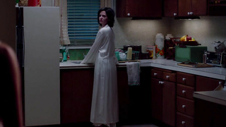 Eva Green sieht in diesem Bikini ziemlich heiß aus. - White Bird in a Blizzard (2014)