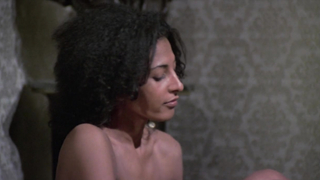 Pam Grier shows us her tits Drum (1976)