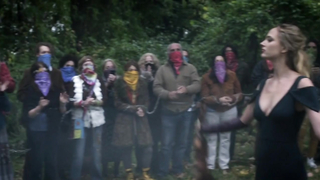 Also ist Lola Kirke nicht schüchtern und sie zeigt ihre sexy Unterwäsche.