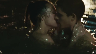 Alicia Vikander sieht ziemlich sexy aus. Wir haben ein paar Seitenbrüste von ihr.