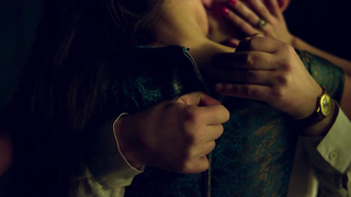 Paulina Andreeva sahnede güzel göğüslerini ve seksi uyluklarını gösterdi