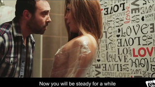 Соблазненная рыжая красотка ублажает своего нового друга