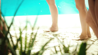 Эротическая сцена в бикини с Джессикой Сипос, Она демонстрирует свое сочное тело