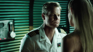 Эротическая сцена в бикини с Джессикой Сипос, Она демонстрирует свое сочное тело