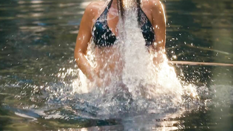 Rachel Bilson a l'air plutôt sexy dans ces sous-vêtements et ce bikini dans une scène de sexe.