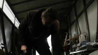 Laura Birn em cena de nudez em A Walk Among the Tombstones. Ela nos mostra seus peitos.