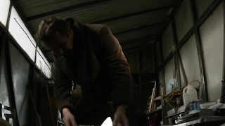 Laura Birn em cena de nudez em A Walk Among the Tombstones. Ela nos mostra seus peitos.