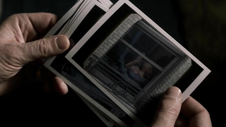 Laura Birn em cena de nudez em A Walk Among the Tombstones. Ela nos mostra seus peitos.