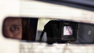 Laura Birn em cena de nudez em A Walk Among the Tombstones. Ela nos mostra seus peitos.