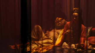 Olivia Cheng havuzda banyo yaparken güzel vücudunu gösterirken görüldü