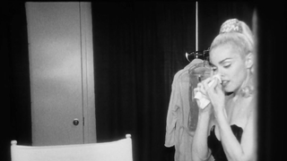 Madonna parece muito sexy. Temos um rápido relato dela - Madonna: Truth or Dare (1991)