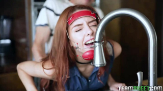 Рыжеволосая юная Клео Бардо чувствует длинную сосиску внутри своей маленькой щели.