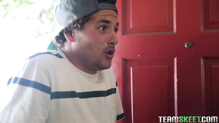 Рыжеволосая юная Клео Бардо чувствует длинную сосиску внутри своей маленькой щели.