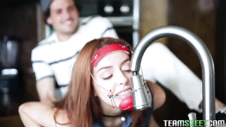 Рыжеволосая юная Клео Бардо чувствует длинную сосиску внутри своей маленькой щели.