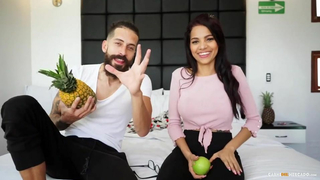 Schönes vollbusiges Model braucht einen langen Schwanz