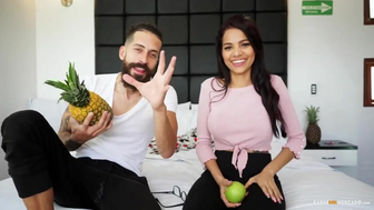 Schönes vollbusiges Model braucht einen langen Schwanz