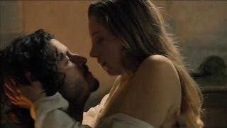 Ophelia Kolb nackt, zeigt uns ihre Titten in einer Sexszene - La Commanderie s01e04 (2010)