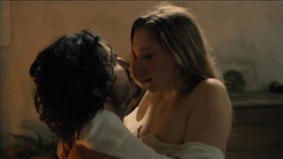 Ophelia Kolb nackt, zeigt uns ihre Titten in einer Sexszene - La Commanderie s01e04 (2010)