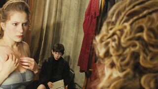 Ophelia Kolb nackt, Brustszene – Gainsbourg (2010)