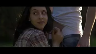 Junges sexy Paar tobt in der Natur