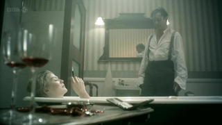 Rosamund Pike sexy - Femmes amoureuses partie 1 (2011)