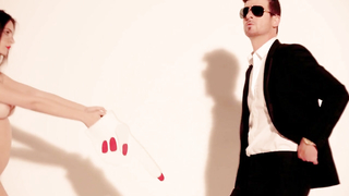 Emily Ratajkowski - Bulanık Çizgiler (2013)