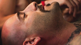 Carolyn Dorsey, Kerry Krogstad çıplak, American Muscle'dan seks sahnesi (2014)