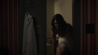 Caitlin FitzGerald, Betsy Brandt nuda, scena di sesso da Masters of Sex s02e12 (2014)