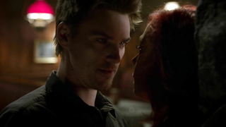 Carrie Preston çıplak, Anna Paquin çıplak, True Blood s07e07 (2014)'den seks sahnesi