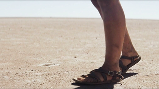 Mia Wasikowska, scena in Tracks (2013)