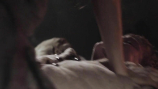 Twinnie Lee Moore nue, scène dans Ironclad : Battle for Blood (2014)