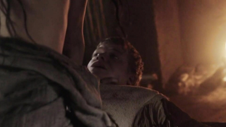 Twinnie Lee Moore nue, scène dans Ironclad : Battle for Blood (2014)