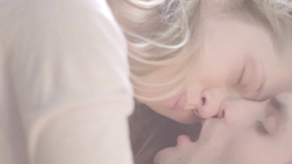 Тереза Палмер, Розарио Доусон обнаженная, сексуальная сцена из Частей на миллиард (2014)