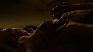 Sonja Kinski nua, cena de sexo de Dark Hearts (2012)