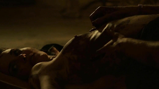 Sonja Kinski nua, cena de sexo de Dark Hearts (2012)