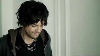 Gabriella Wilde, Cassandra Cruz nuda, scena di sesso da Squatters (2014)