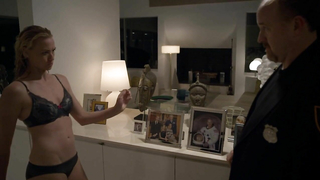 Nude video with Yvonne Strahovski - Louie s04e02 (2014)
