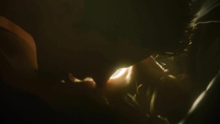 Alexa Vega nue, scène de sexe de The Tomorrow People s01e18 (2014)