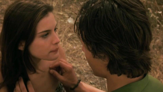 Лив Тайлер, Рэйчел Вайс обнаженная, сексуальная сцена из Ускользающая красота (1996)