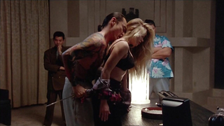 Renee Griffin nua, cena de sexo de Showdown in Little Tokyo (1991)