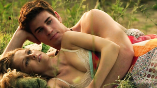 Teresa Palmer nue, scène de sexe de Love and Honor (2013)