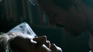 Jennifer Blanc nue, scène de sexe de The Victim (2011)