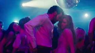 Эми Адамс обнаженная, сексуальная сцена из фильма «Афера по-американски» (2013)