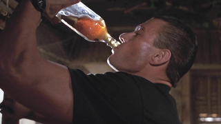 Alonna Shaw nue, scène de sexe de Double Impact (1991)