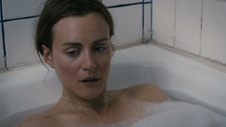 Taylor Schilling - Quédate (2013)