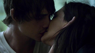 Taylor Cole et Rumer Willis nus, scène de sexe de The Ganzfeld Haunting (2014)